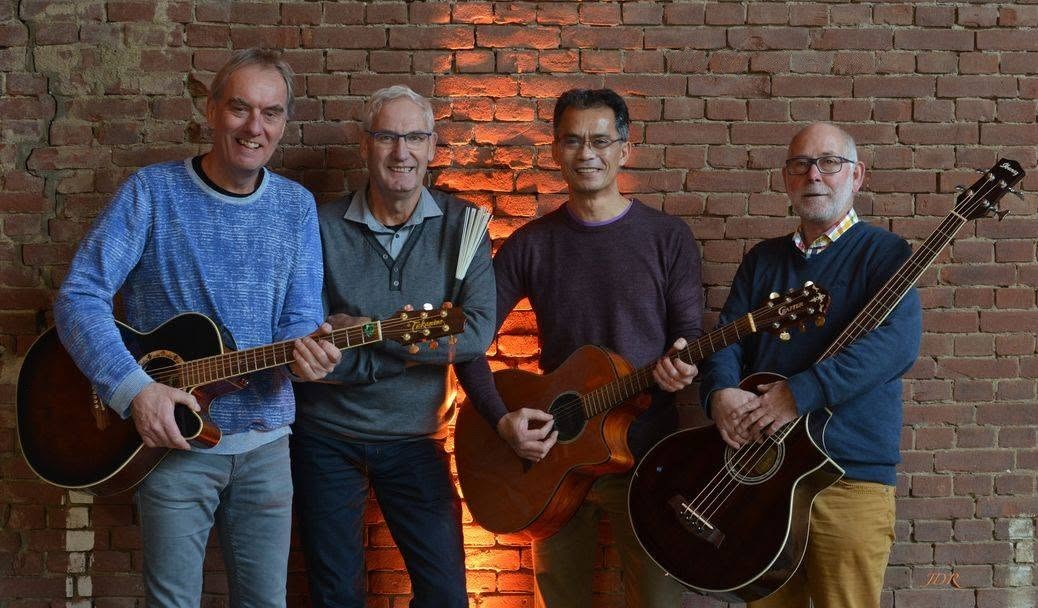 Hans, Willem, Leo en Hobbe van Just 4 Fun Harlingen met hun instrumenten